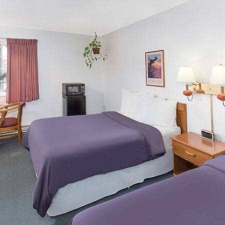 Redwood Inn Кресънт Сити Екстериор снимка