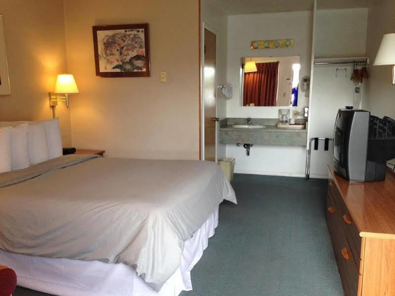 Redwood Inn Кресънт Сити Екстериор снимка